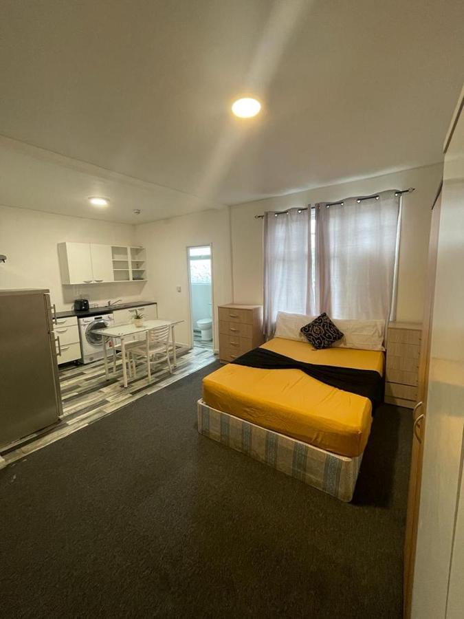 Flat In North Acton Londra